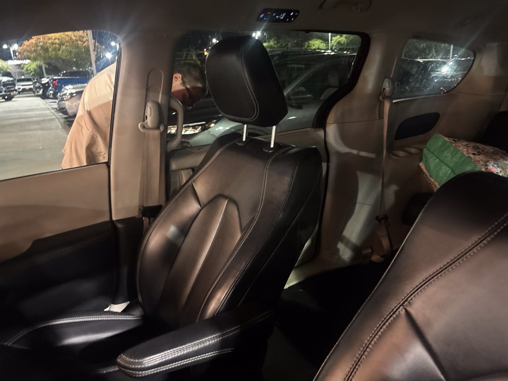 Used 2023 Chrysler Pacifica Touring-L FWD image 13