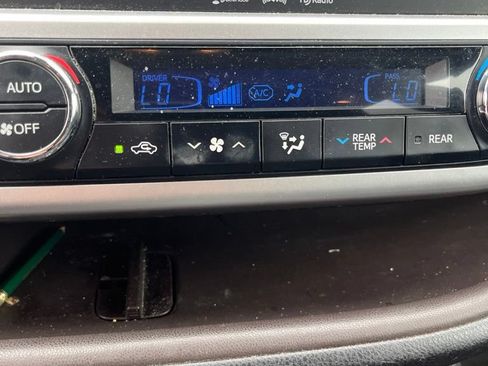 Used 2019 Toyota Highlander XLE FWD image 19