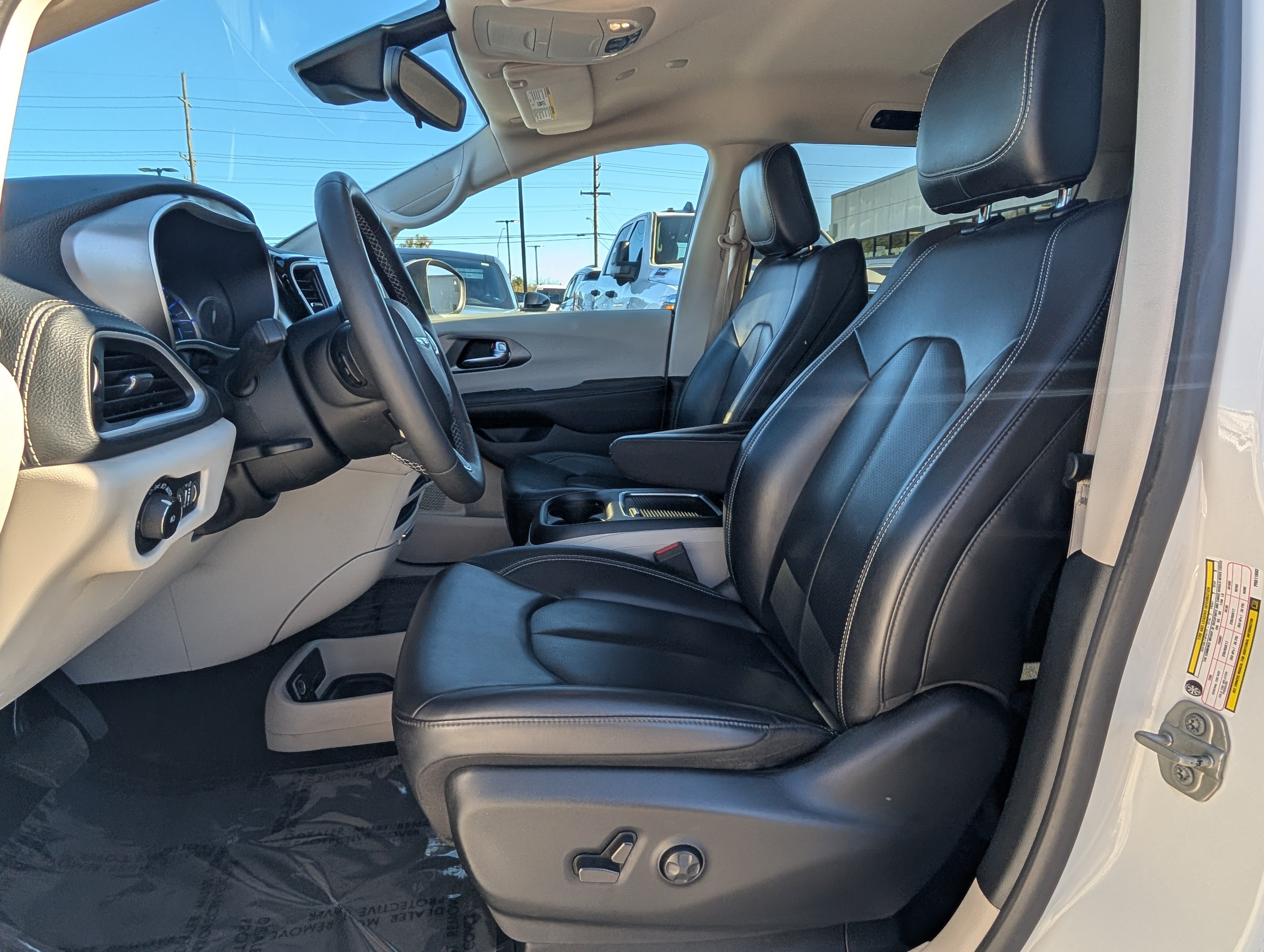 Used 2023 Chrysler Pacifica Touring-L FWD image 20