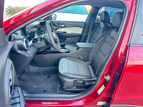 Used 2025 Chevrolet Trax LT image 27