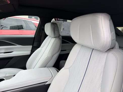 Used 2024 Cadillac Lyriq Luxury image 10