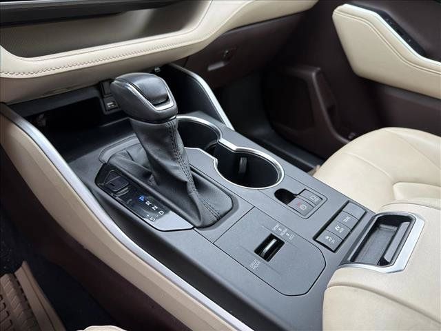 Used 2020 Toyota Highlander XLE AWD/4WD image 21