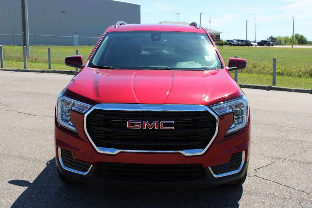 Used 2023 GMC Terrain SLE w/ Driver Convenience Package FWD image 4