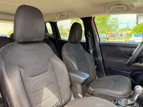 Used 2017 Jeep Renegade Altitude FWD image 20