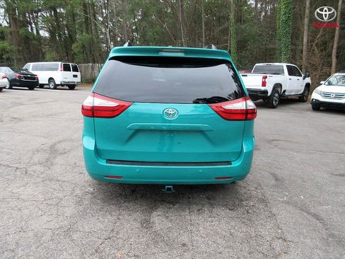 Used 2017 Toyota Sienna Limited image 6