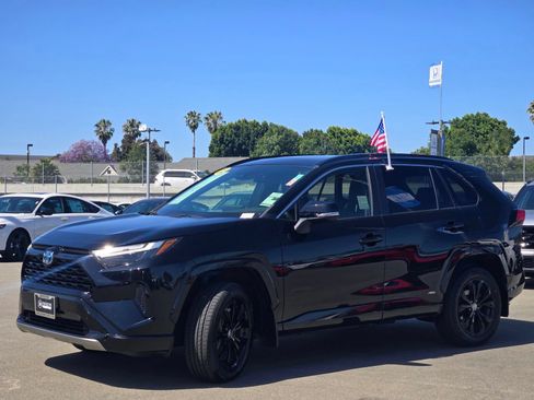 Used 2022 Toyota RAV4 SE w/ Convenience Package AWD/4WD image 3