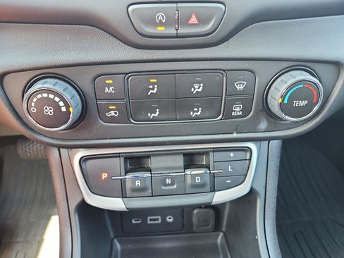 Used 2024 GMC Terrain SLE w/ Elevation Edition FWD image 16