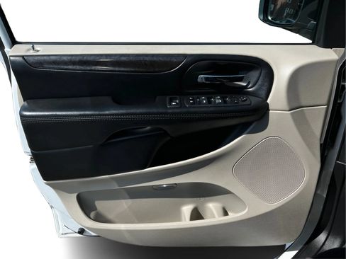 Used 2019 Dodge Grand Caravan SE FWD image 26