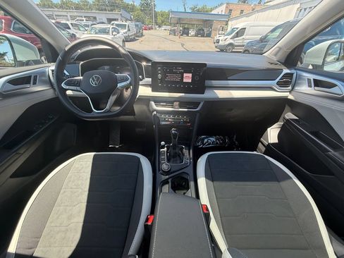 Used 2025 Volkswagen Taos SE w/ Panoramic Sunroof Package AWD/4WD image 23