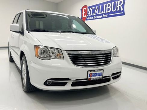 Used 2016 Chrysler Town & Country Touring FWD image 6