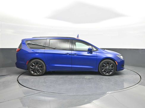 Used 2019 Chrysler Pacifica Touring-L Plus w/ Advanced Safetytec Group FWD image 9