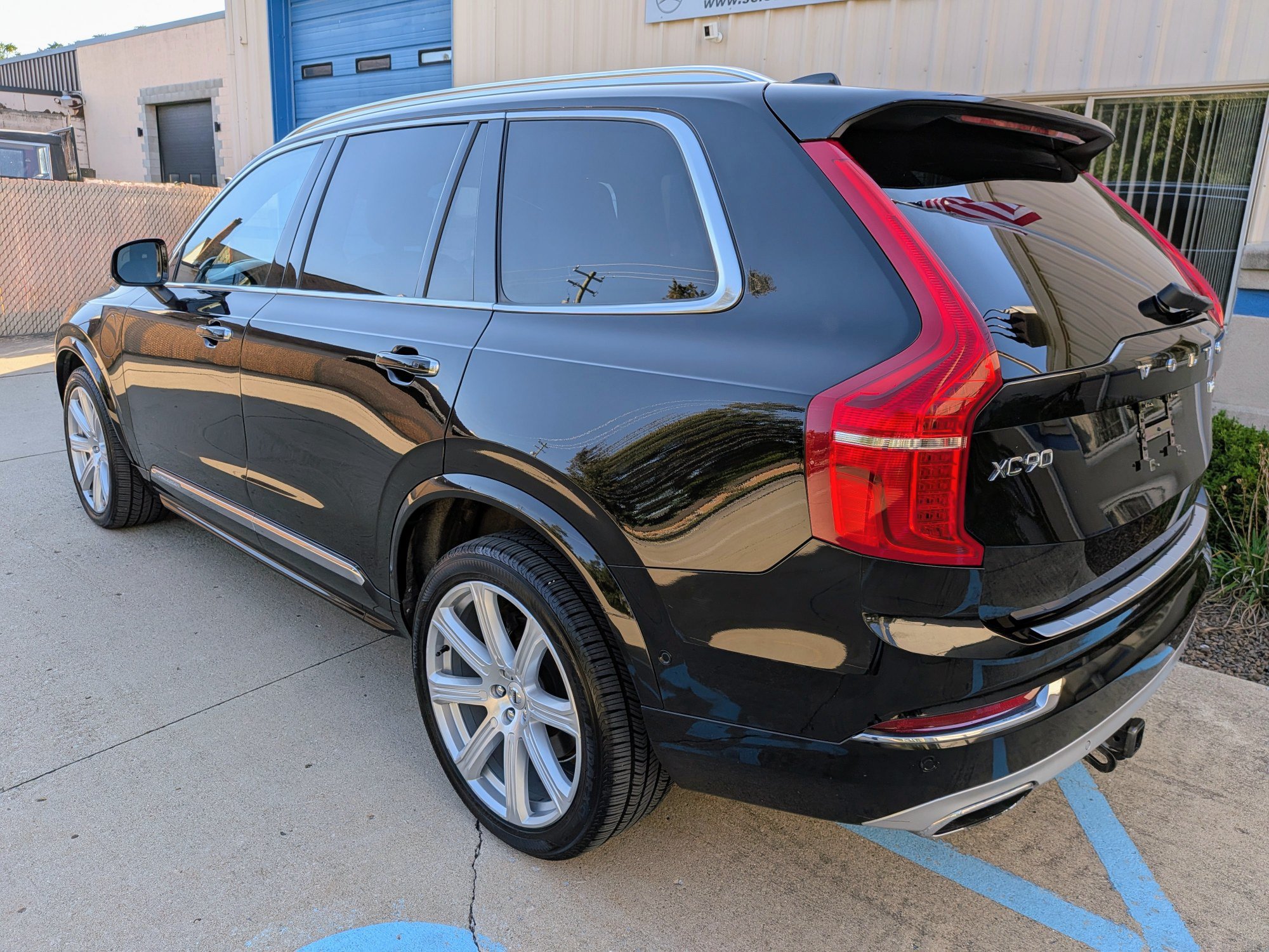 Used 2017 Volvo XC90 T8 Inscription w/ Vision Package AWD/4WD image 4