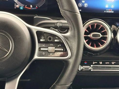 Used 2021 Mercedes-Benz GLB 250 4MATIC image 27
