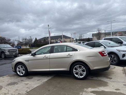 Used 2018 Ford Taurus SE image 6