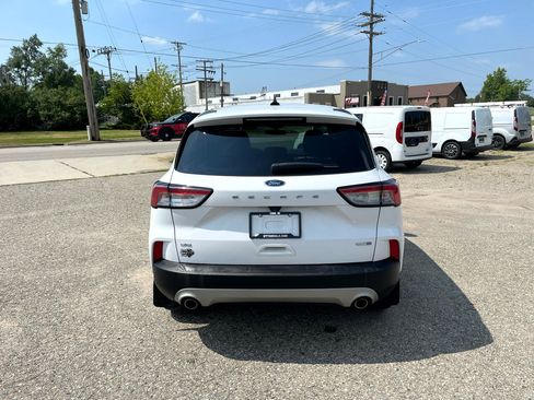 Used 2020 Ford Escape SE image 4