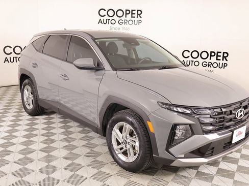 Used 2025 Hyundai Tucson SE image 1