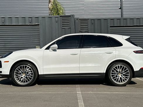 Used 2023 Porsche Cayenne Platinum Edition image 2