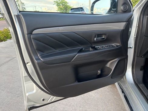 Used 2021 Mitsubishi Outlander 4WD Plug-In Hybrid image 9