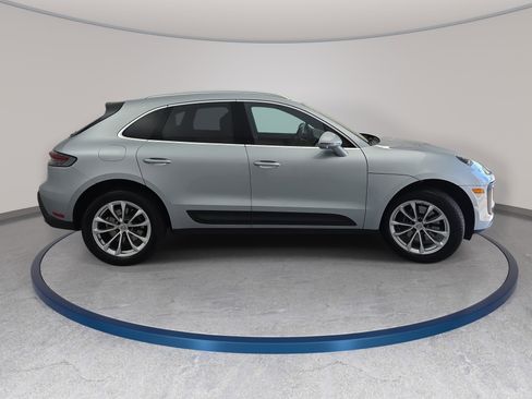 Used 2025 Porsche Macan AWD/4WD image 4