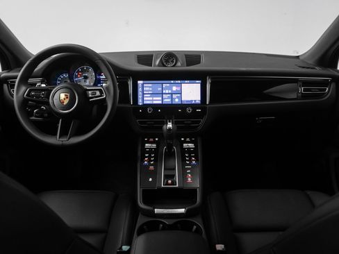 Used 2025 Porsche Macan image 25