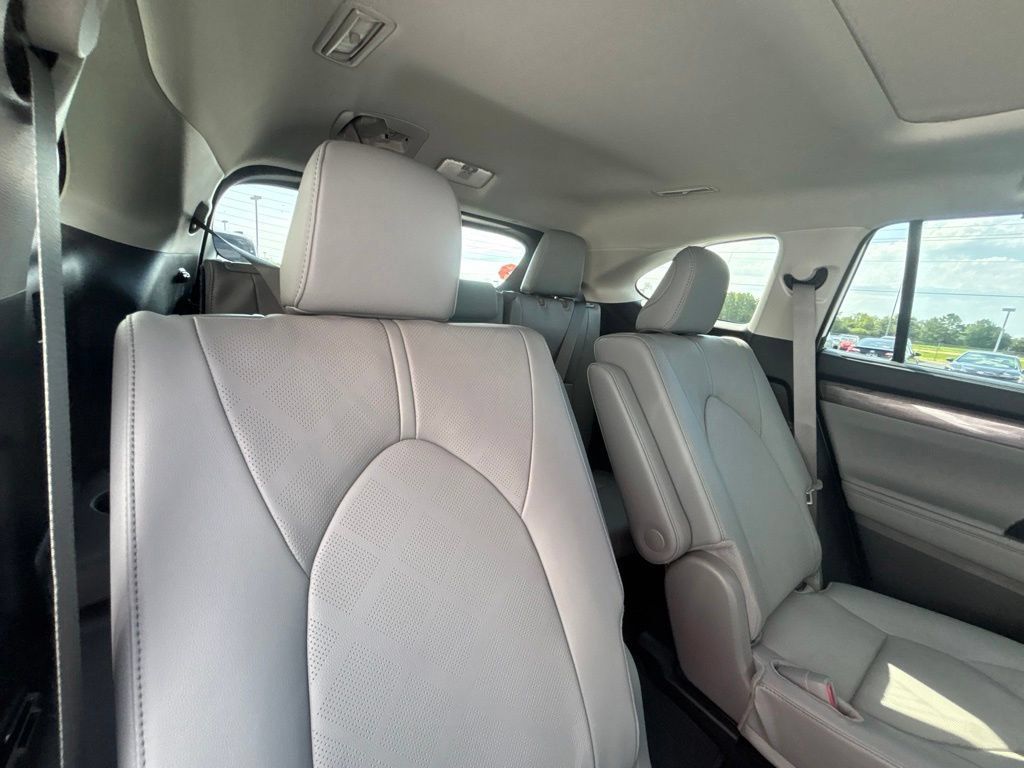 New 2026 Toyota Highlander Platinum AWD/4WD image 30