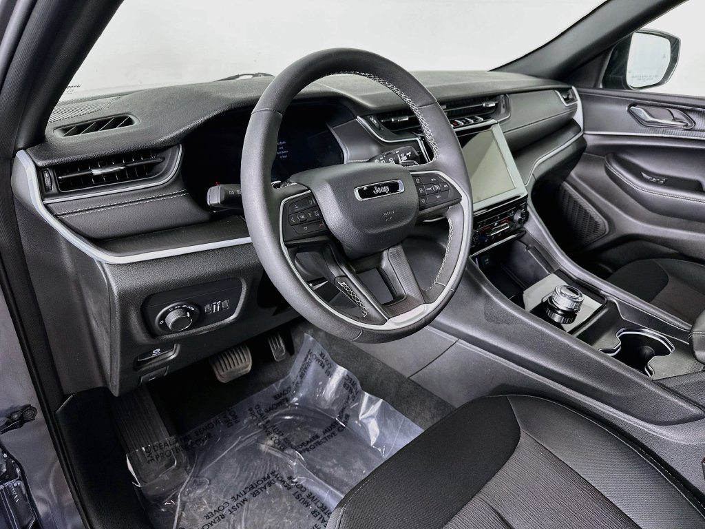 Certified 2025 Jeep Grand Cherokee Laredo X w/ Luxury Tech Group I AWD/4WD image 17
