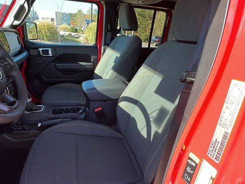 Used 2025 Jeep Wrangler Willys image 17