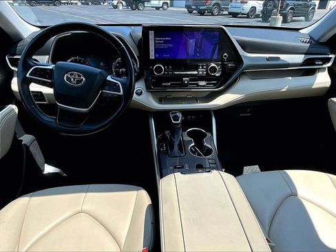 Used 2024 Toyota Highlander XLE FWD image 21