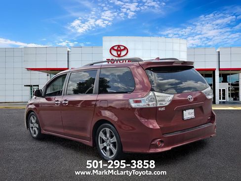 Used 2019 Toyota Sienna SE FWD image 3