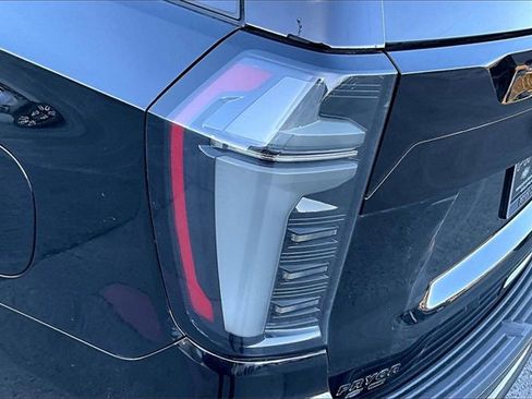 Used 2025 Chevrolet Suburban RST w/ RST Capability Package image 23