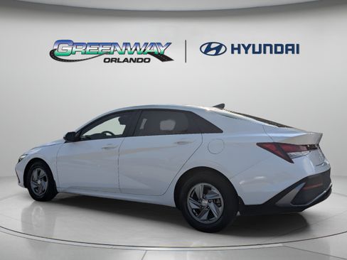 Used 2024 Hyundai Elantra SE FWD image 11