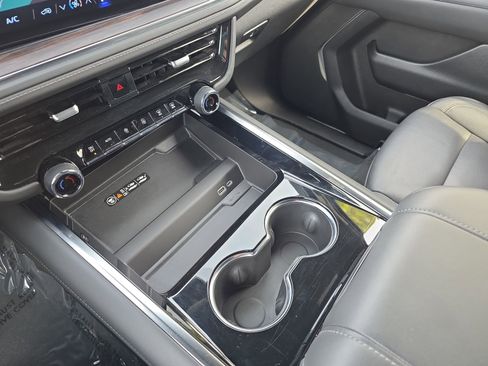 Used 2025 Chevrolet Suburban Z71 image 25