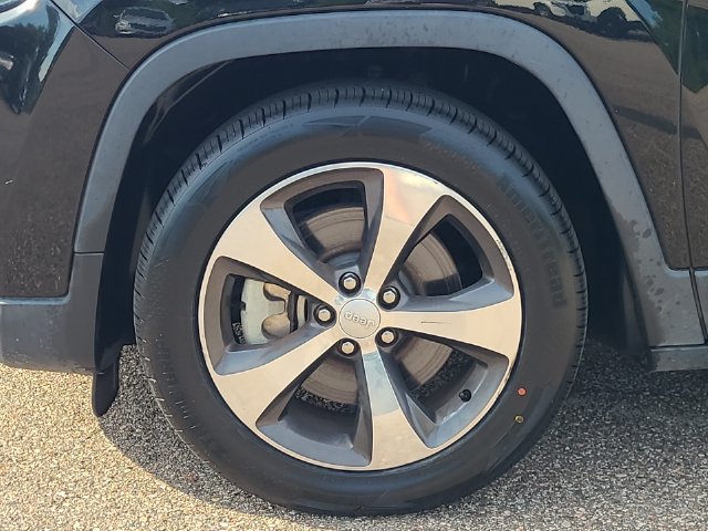Used 2019 Jeep Cherokee Limited FWD image 10