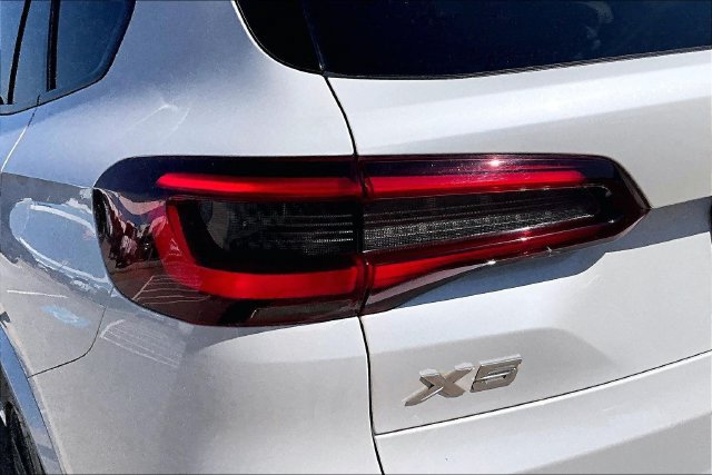 Used 2021 BMW X5 sDrive40i w/ M Sport Package RWD image 30