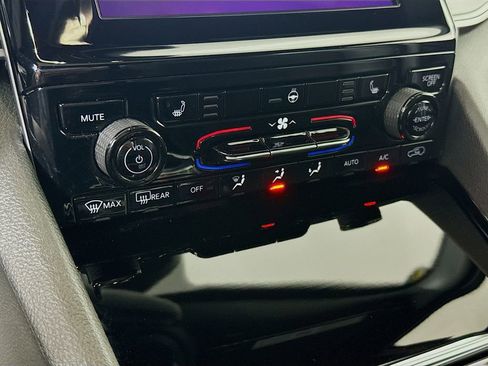 Used 2023 Jeep Grand Cherokee Altitude image 7