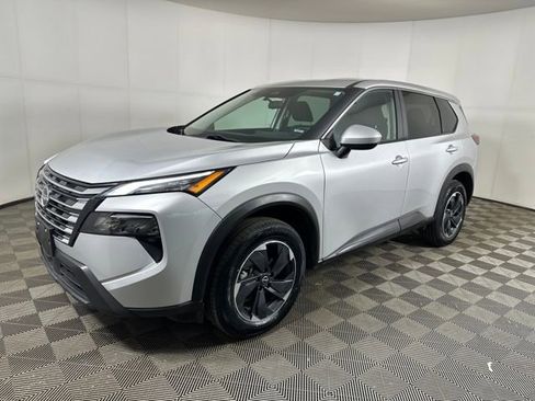 Used 2024 Nissan Rogue SV image 7