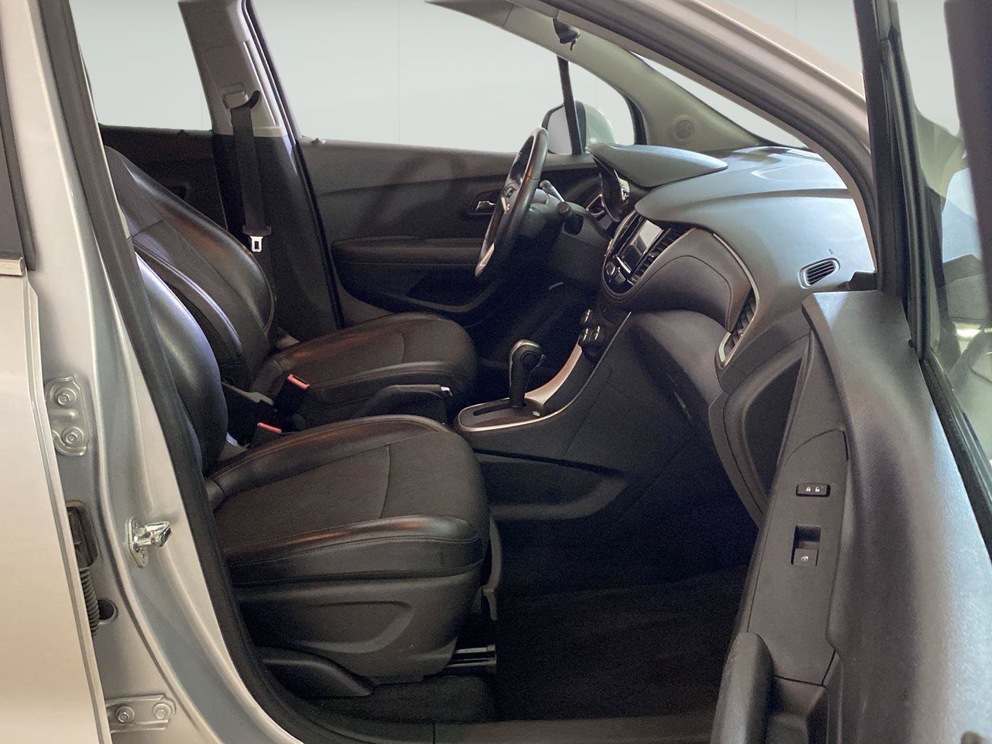 Certified 2018 Chevrolet Trax LT w/ LT Convenience Package FWD image 13