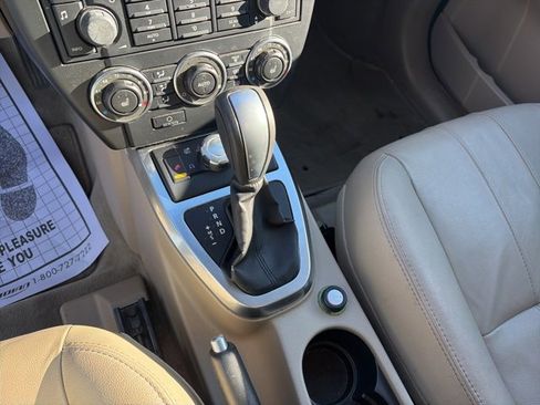 Used 2011 Land Rover LR2 HSE image 17