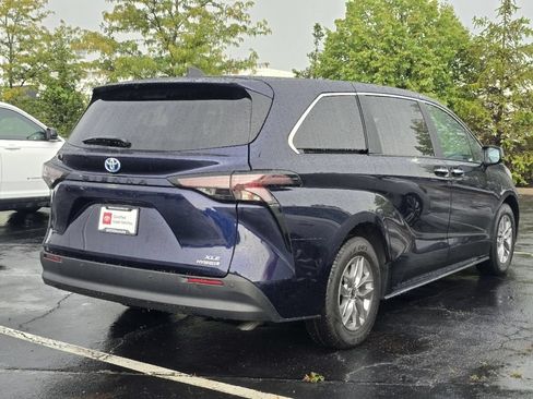Used 2024 Toyota Sienna XLE FWD image 7