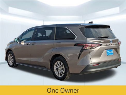 Used 2024 Toyota Sienna LE image 4