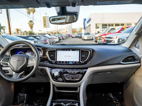Used 2023 Chrysler Pacifica Limited image 12