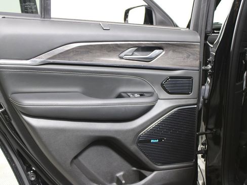 Used 2023 Jeep Grand Cherokee Overland w/ Luxury Tech Group IV image 33