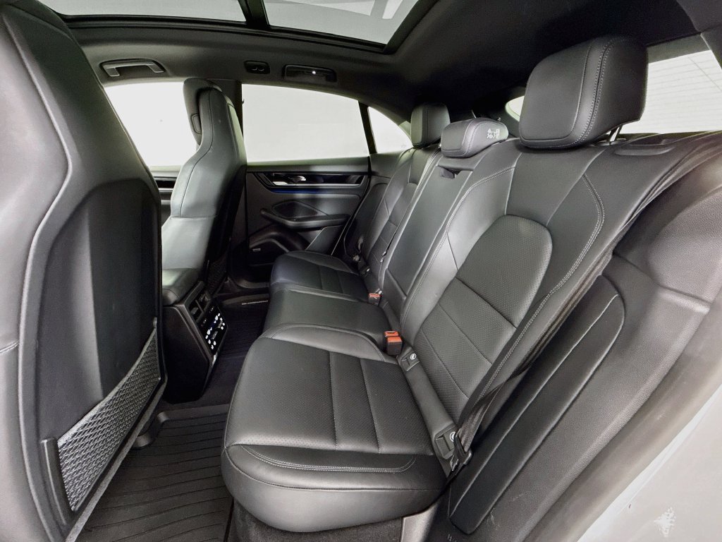 Certified 2024 Porsche Macan 4 Electric AWD/4WD image 23
