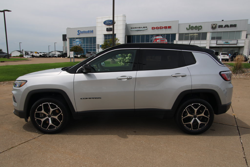 Used 2025 Jeep Compass Limited AWD/4WD image 17