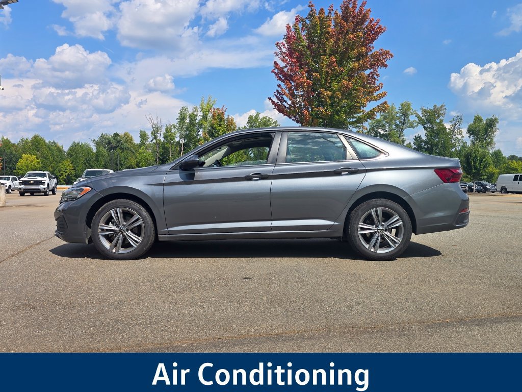 Used 2024 Volkswagen Jetta SE FWD image 4