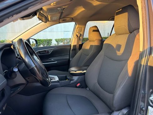 Used 2022 Toyota RAV4 LE FWD image 6