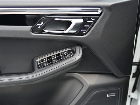 Used 2026 Porsche Macan image 30