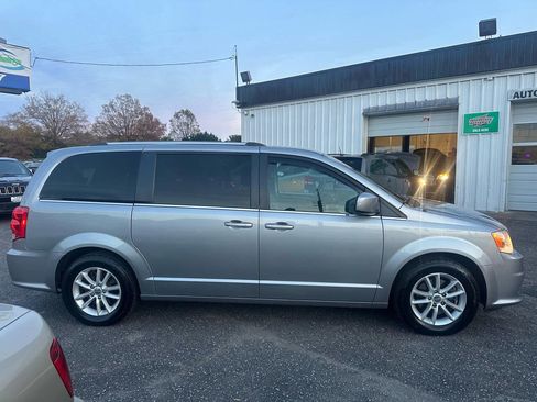 Used 2020 Dodge Grand Caravan SXT image 2