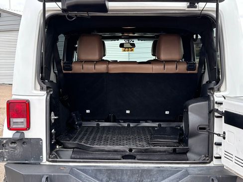 Used 2014 Jeep Wrangler Unlimited Rubicon image 7
