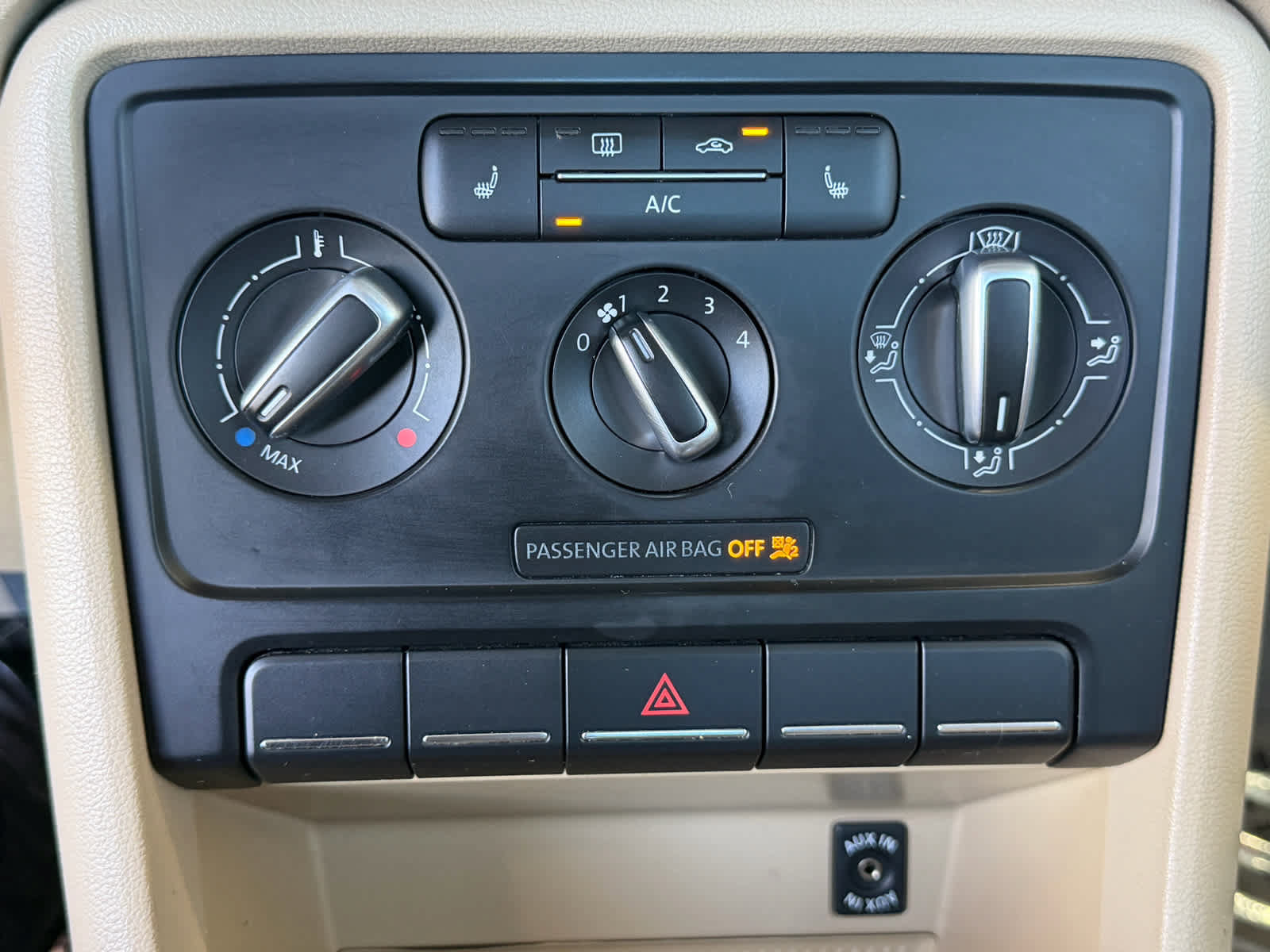 Used 2013 Volkswagen Beetle TDI FWD image 27